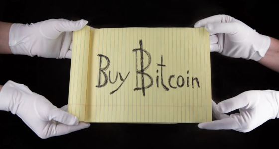 Imagem da matéria: Icônico papel escrito “Compre Bitcoin” é vendido por R$ 5,1 milhões em leilão