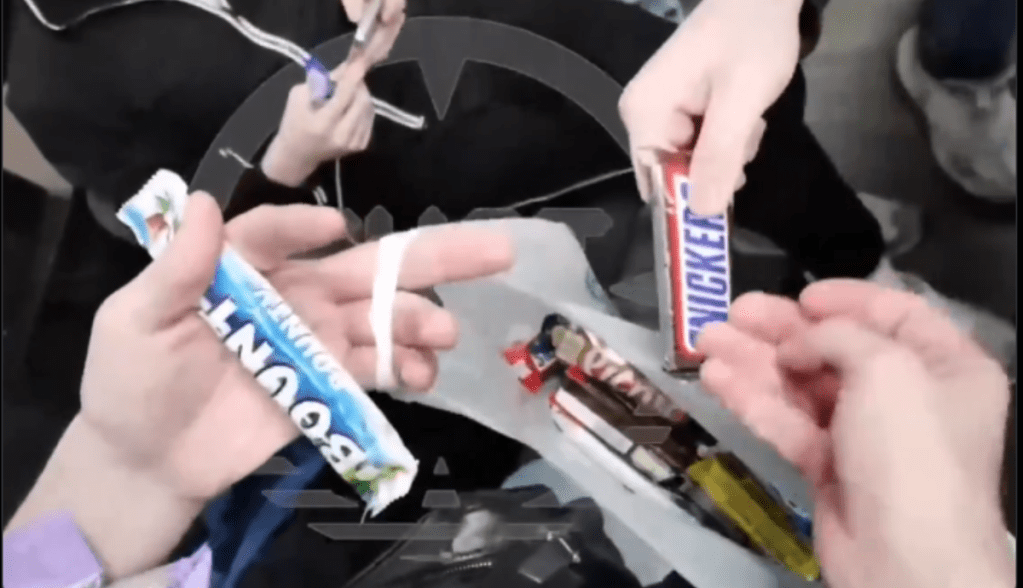 Imagem da matéria: Clientes invadem corretora que suspendeu saques e recebem chocolates ao invés de criptomoedas