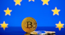 moeda de bitcoi à frente de bandeira da união europeia
