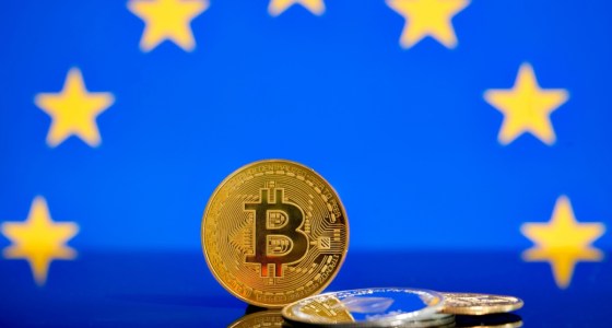 moeda de bitcoi à frente de bandeira da união europeia
