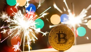 moeda de bitcoin envolta a luzes piscantes coloridas