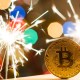 moeda de bitcoin envolta a luzes piscantes coloridas