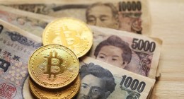 moedas de Bitcoin sobre notas de ienes