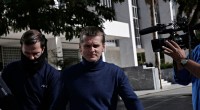 Alexander Vinnik sendo escoltado para um tribunal na Grécia em 2017