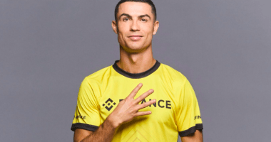 Cristiano Ronaldo veste camisa da Binance
