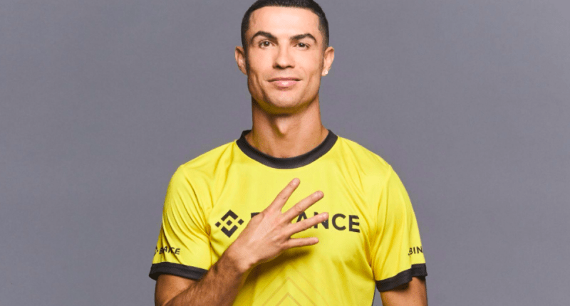 Cristiano Ronaldo veste camisa da Binance