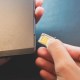 Pessoa inserindo chip no celular