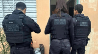 Três policiais na porta de suspeito de tráfico de drogas no MT