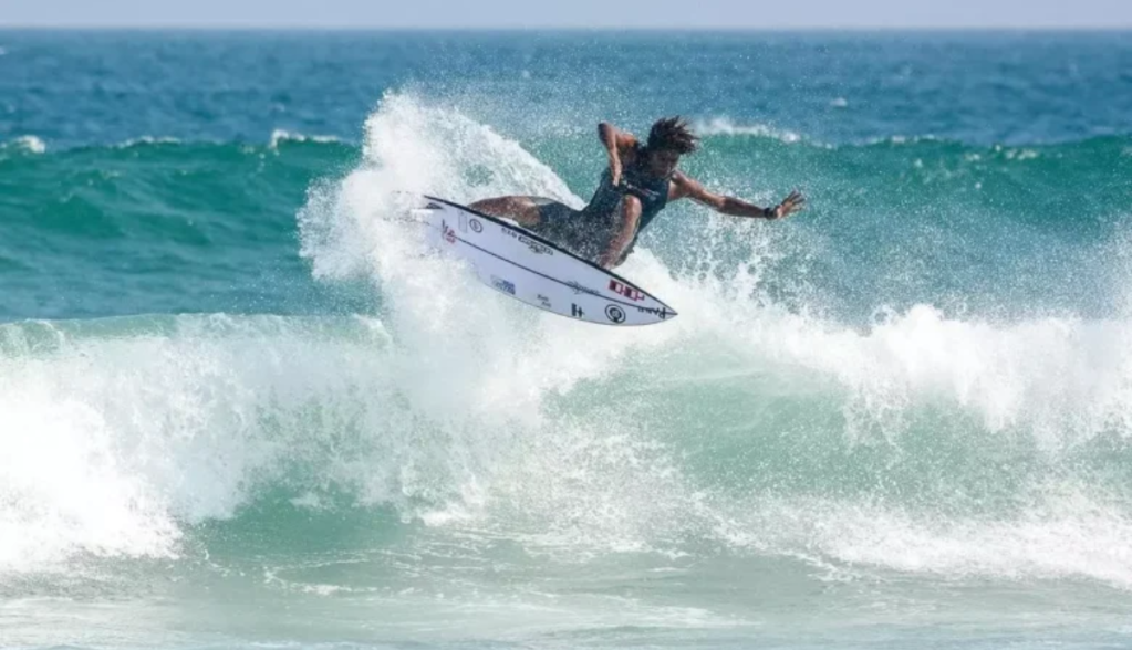 Sunny Pires surfando