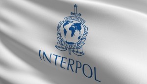 bandeira com logotipo da Interpol