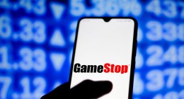 celular com logo GameStop com fundo azul