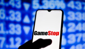 celular com logo GameStop com fundo azul