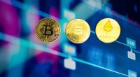 moedas de Bitcoin, Solana e Ethereum emparelhadas - ao fundo gráfico de mercado