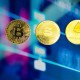 moedas de Bitcoin, Solana e Ethereum emparelhadas - ao fundo gráfico de mercado