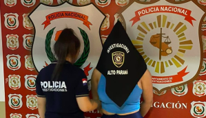 Jovem de 23 anos acusada de roubo de máquinas de mineração de Bitcoin sendo presa pela Polícia Nacional do Paraguai