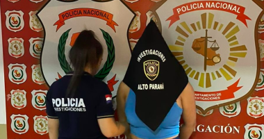Jovem de 23 anos acusada de roubo de máquinas de mineração de Bitcoin sendo presa pela Polícia Nacional do Paraguai