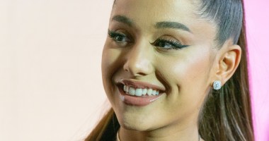 Ariana Grande posa para foto