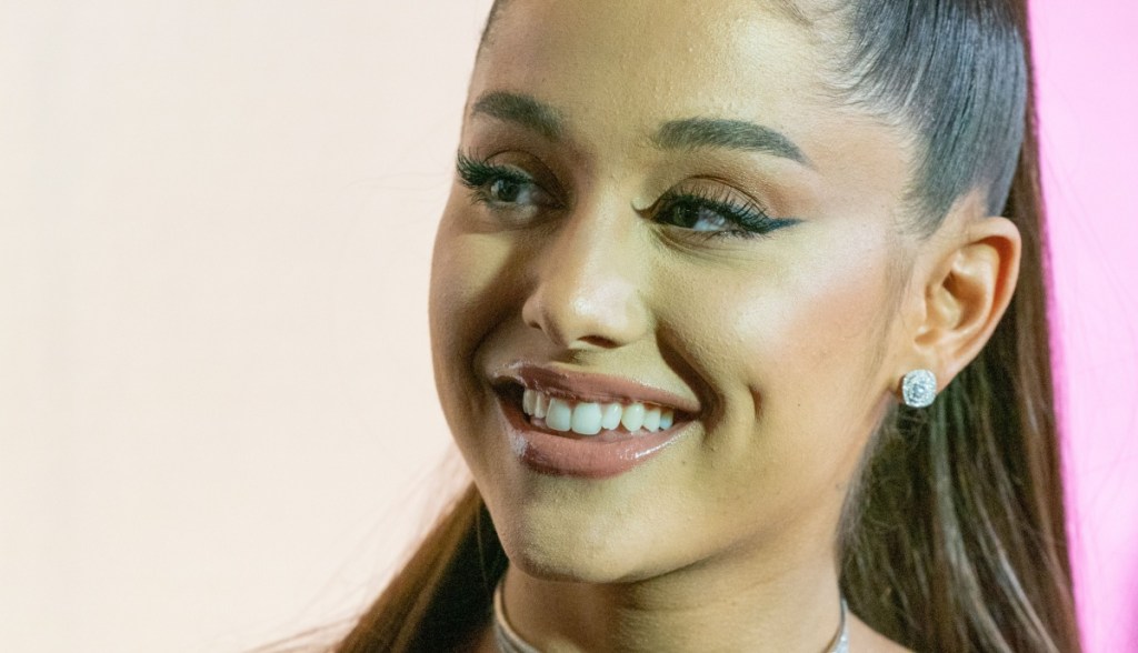 Ariana Grande posa para foto