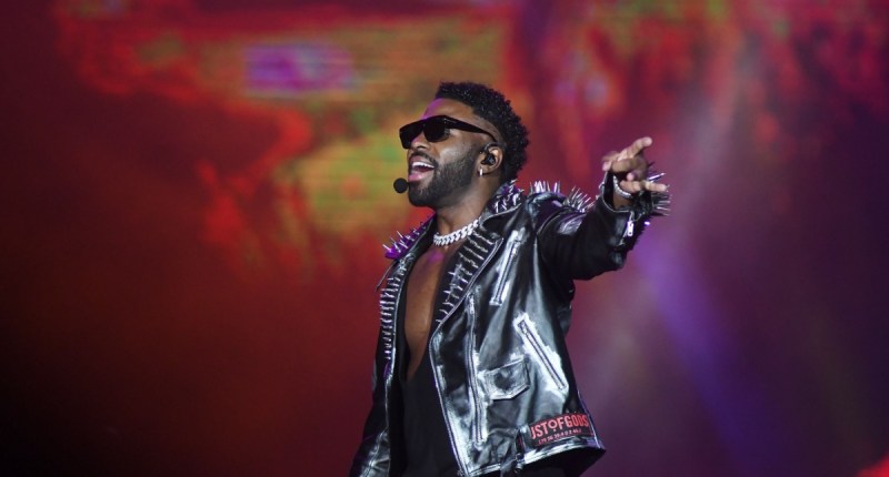 Jason Derulo canta no palco