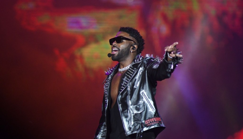 Jason Derulo canta no palco