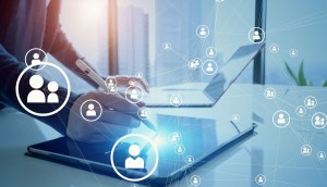 Ilusração com Teias simulam funcionamento de blockchais; ao fundo homem opera laptop