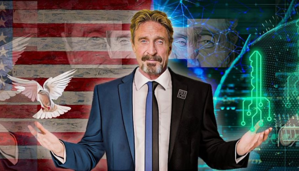 John McAfee posa para foto