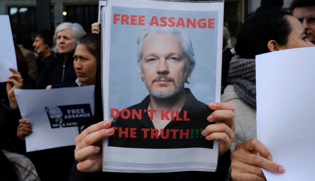 jornal com rosto de Julian Assange
