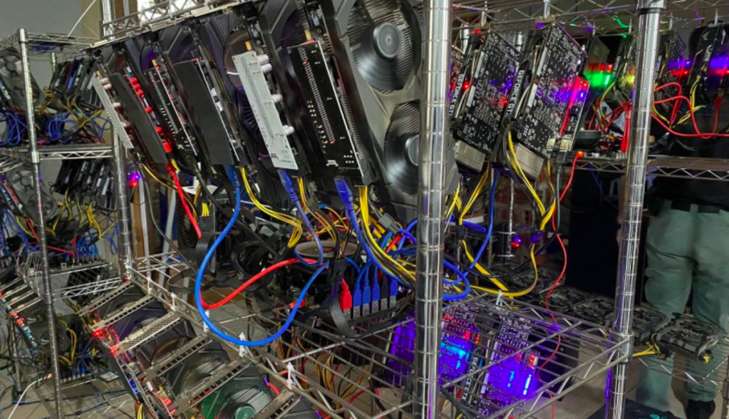 Fotos dos equipementos de mineração de criptomoedas operados com furto de eletricidade em Canela, RS