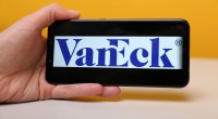 mão segura smartphone com logotipo da Vaneck