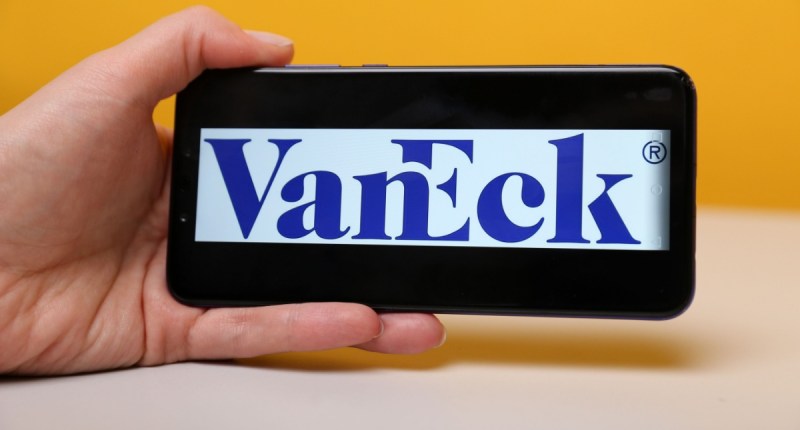 mão segura smartphone com logotipo da Vaneck