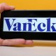 mão segura smartphone com logotipo da Vaneck