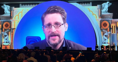 Imagem da matéria: Edward Snowden diz aos fãs de Bitcoin que votem, mas "não se juntem a um culto"