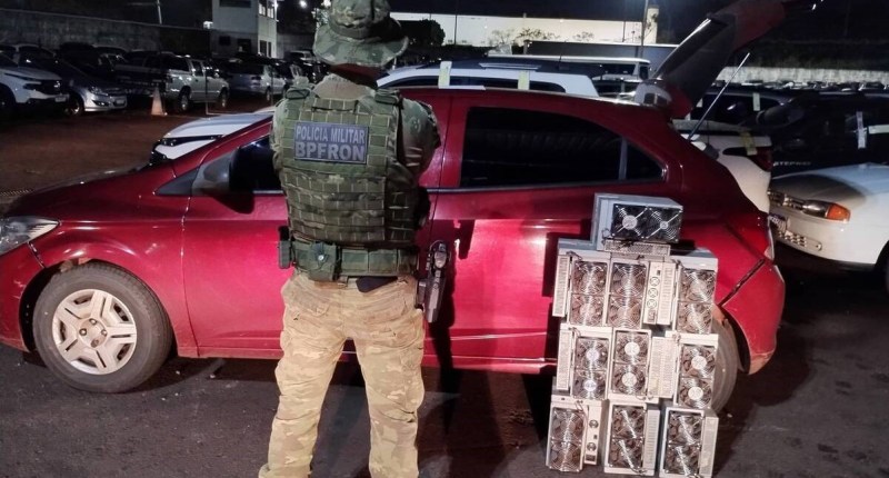 Imagem da matéria: Polícia apreende R$ 100 mil em mineradoras de criptomoedas dentro de carro no Paraná