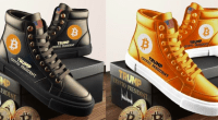 Tẽnis da coleção Trump Sneakers com logo do Bitcoin