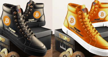 Tẽnis da coleção Trump Sneakers com logo do Bitcoin