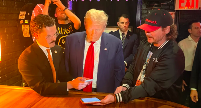 Trump compra hamburgueres com BTC em Nova York no Pubkey