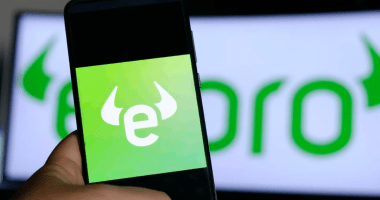 Celular mostra logomarca da etoro