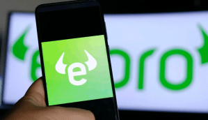 Celular mostra logomarca da etoro