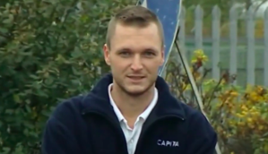 James Howells é fotografado durante entrevista