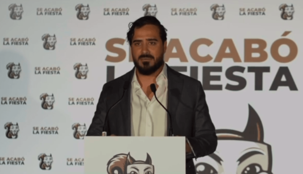 Luis Pérez Alvise é fotografado fazendo campanha a eurodeputado