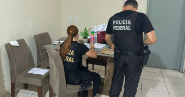 Agentes da PF vasculham residência