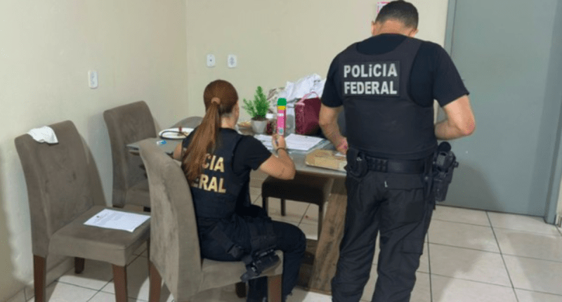 Agentes da PF vasculham residência