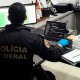 Agente da PF manuseia computador