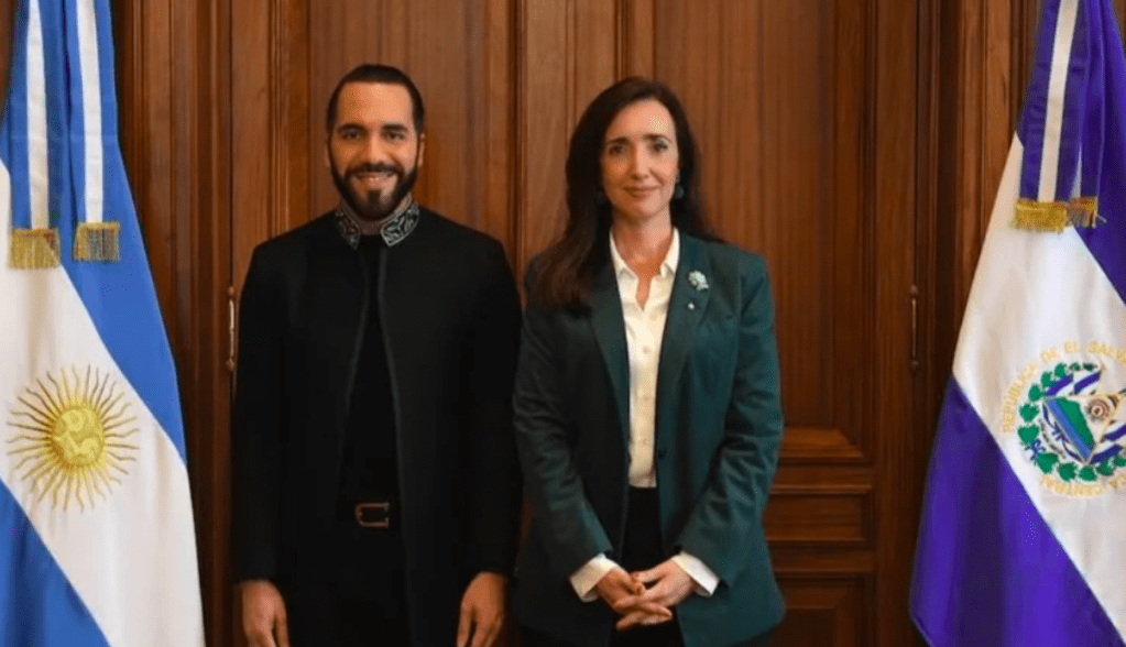Vice-presidente da Argentina, Victoria Villarruel, e presidente de El Salvador, Nayib Bukele, posam para foto (Divulgação)
