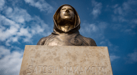 estatua de satoshi nakamoto - criador do bitcoin