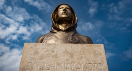 estatua de satoshi nakamoto - criador do bitcoin