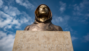 estatua de satoshi nakamoto - criador do bitcoin