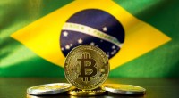 moeda de bitcoin com bandeira do brasil ao fundo (2)