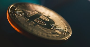 moeda de bitcoin desfocada