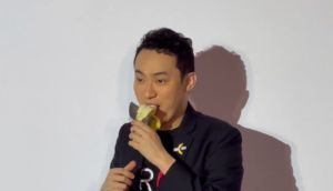 Imagem da matéria: Empresário come banana que comprou por R$ 36 milhões: “Muito boa"